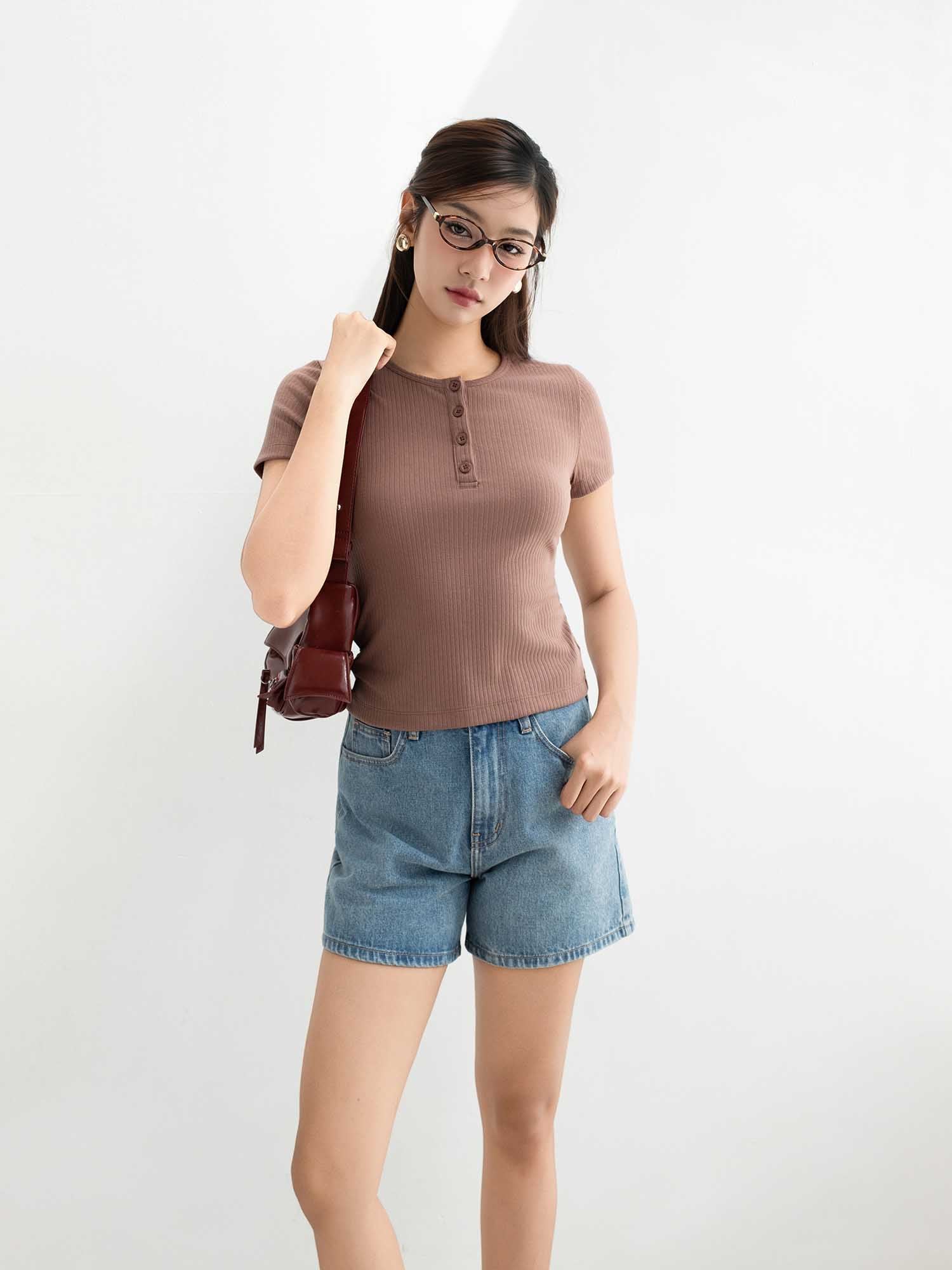 Áo thun cổ tròn gài nút