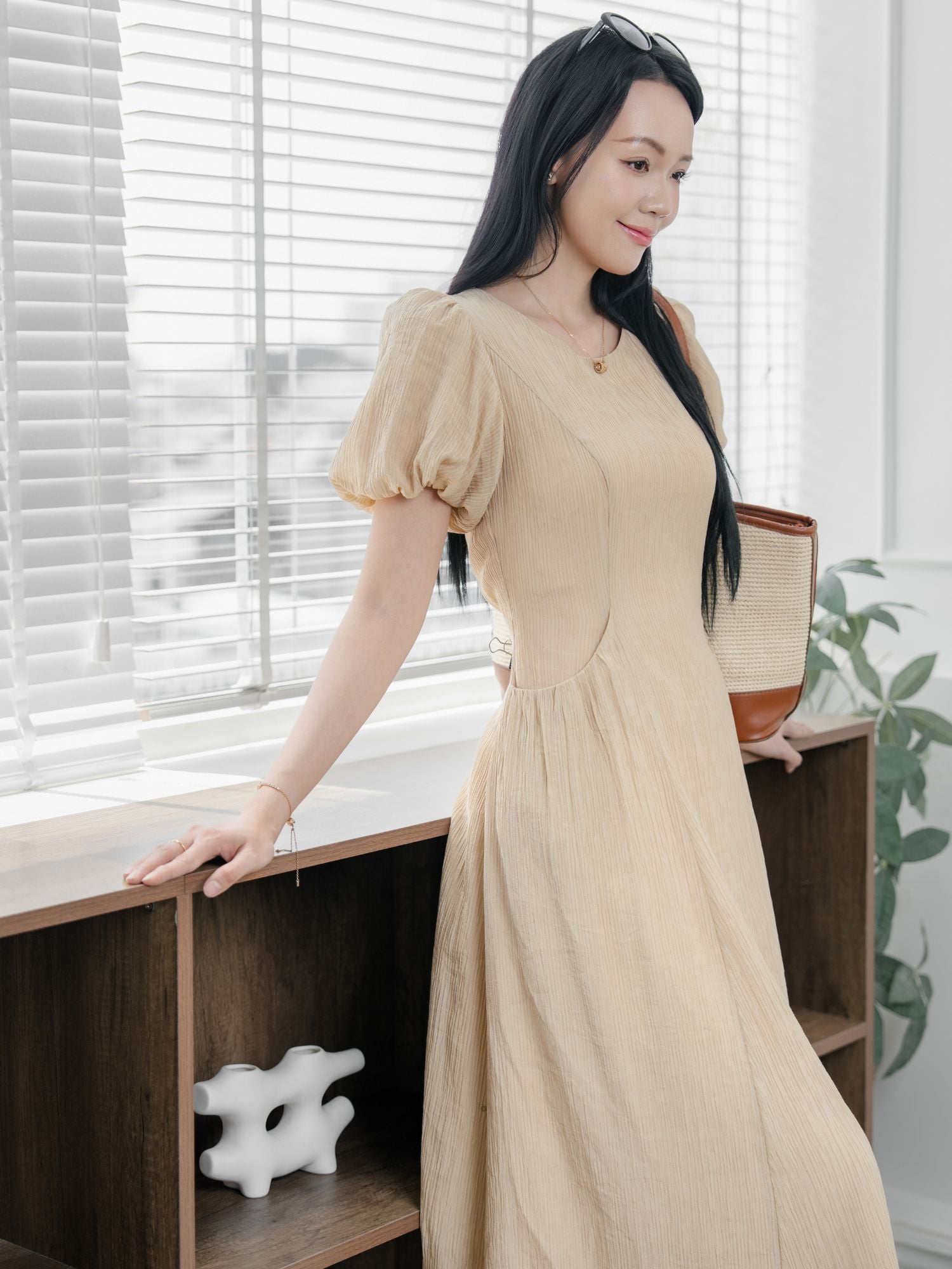 Đầm midi tơ dập nhăn tay phồng