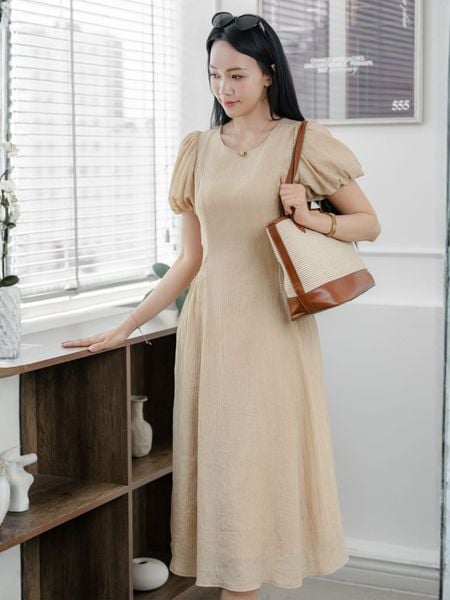  Đầm midi tơ dập nhăn tay phồng 