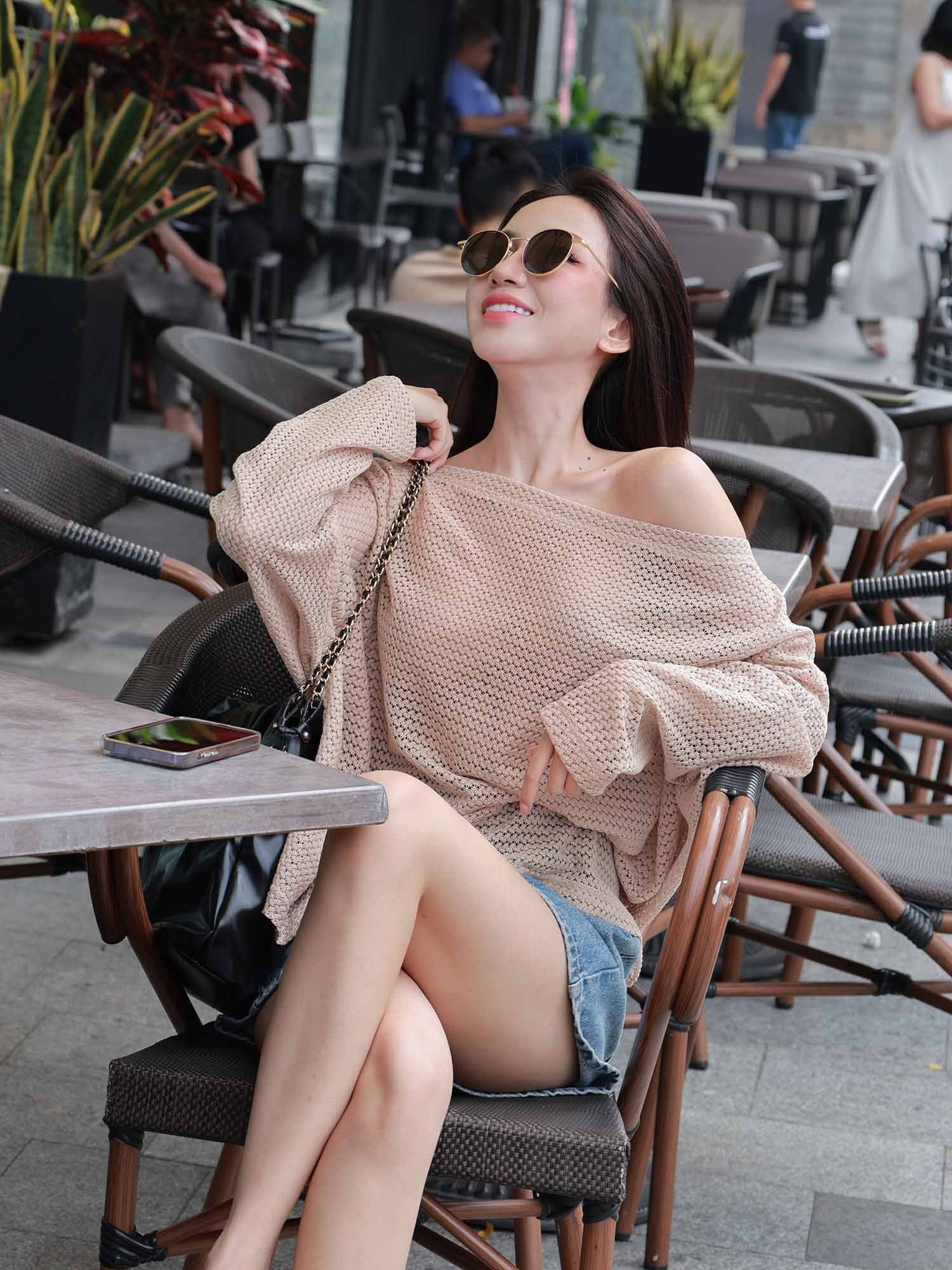  Áo lưới oversize cổ thuyền 