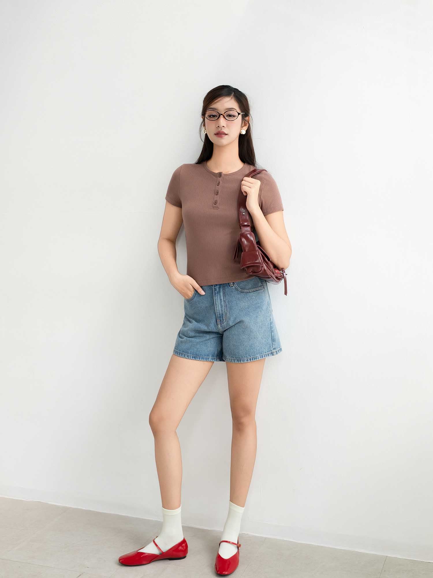 Áo thun cổ tròn gài nút