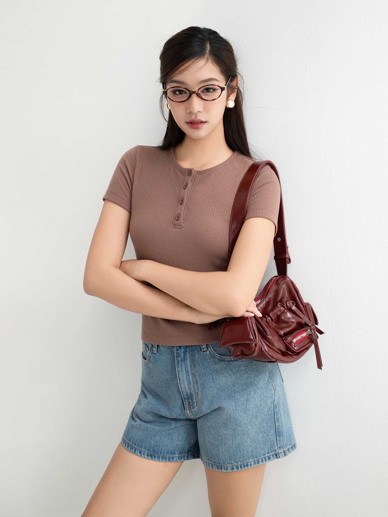 Áo thun cổ tròn gài nút