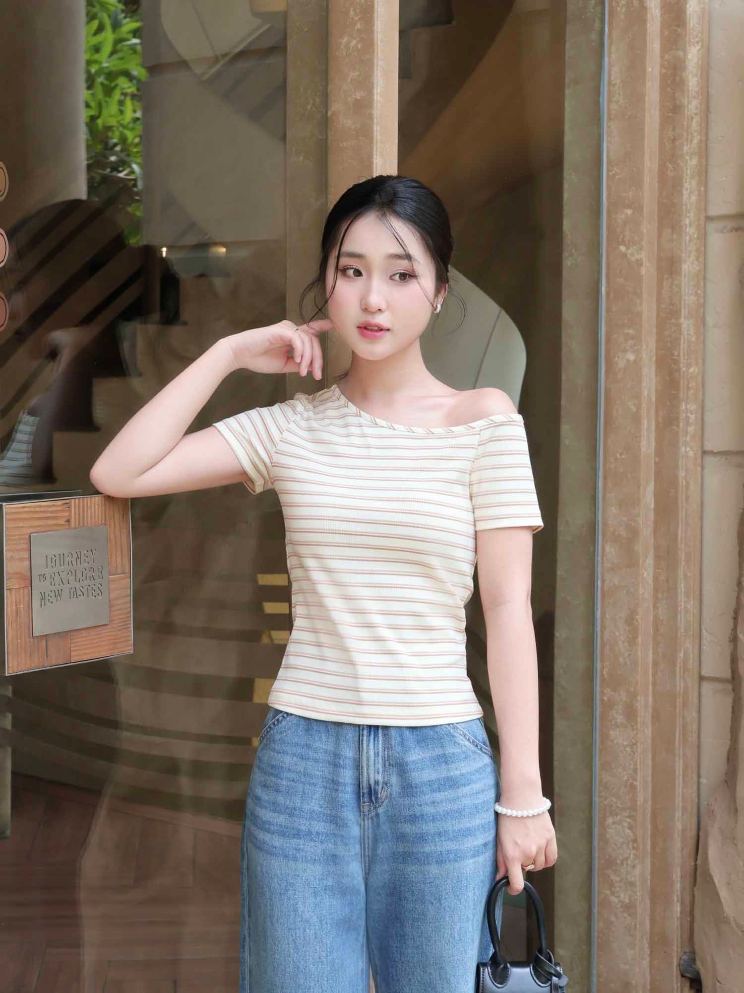  Áo thun sọc viền cổ 