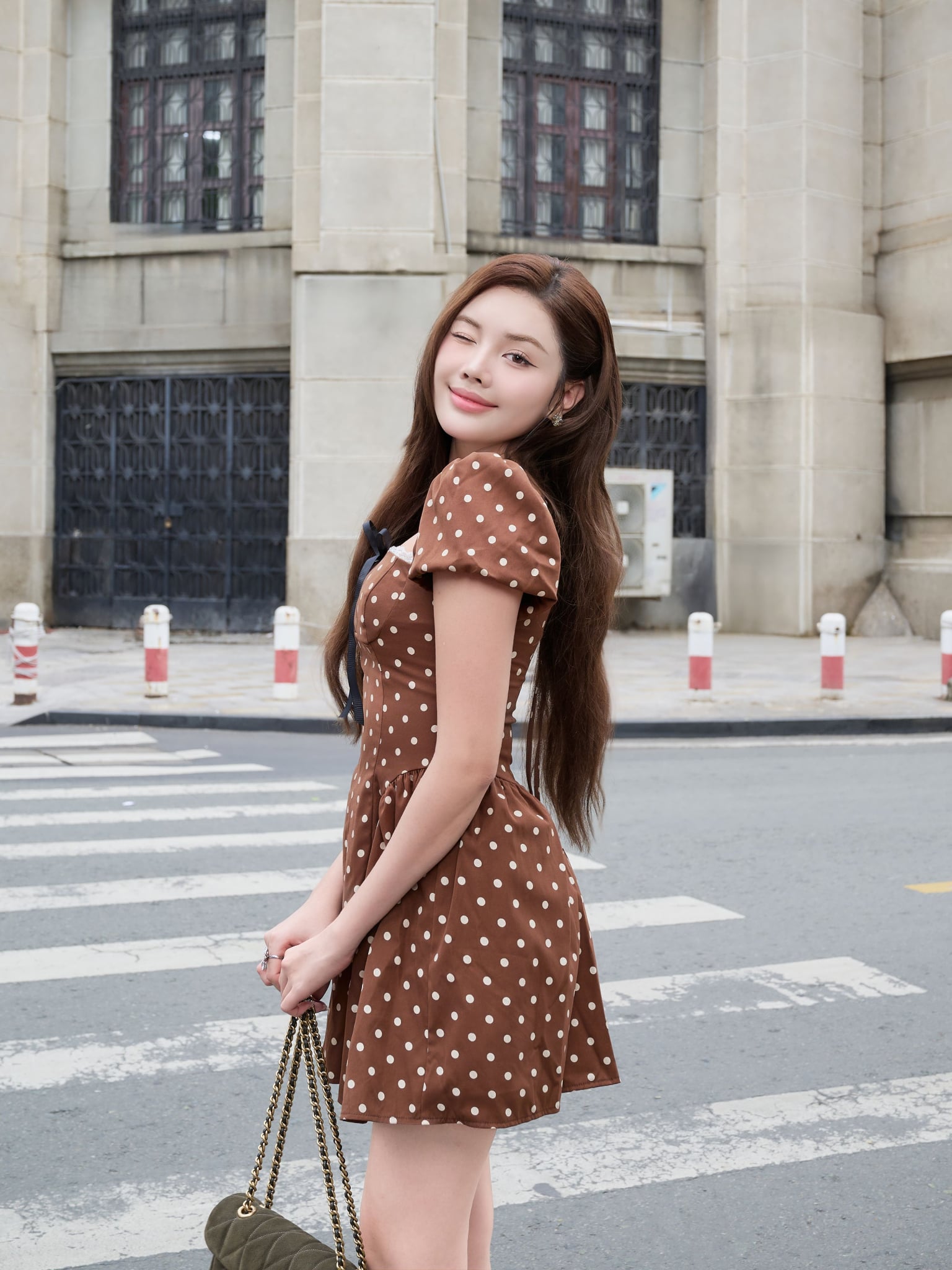 Đầm mini chấm bi tay phồng nhún tùng