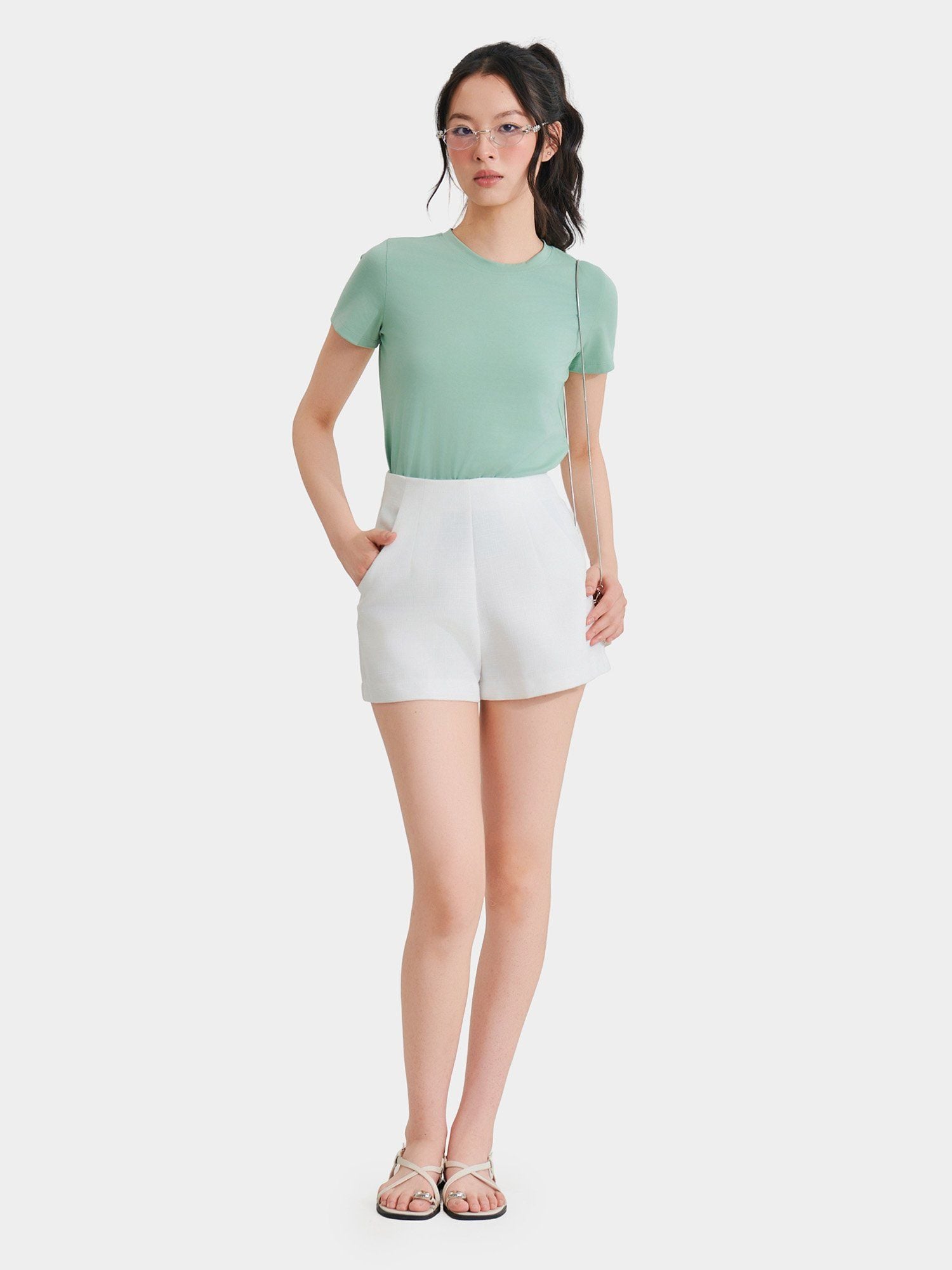  Quần short linen túi xéo nhấn li trước 