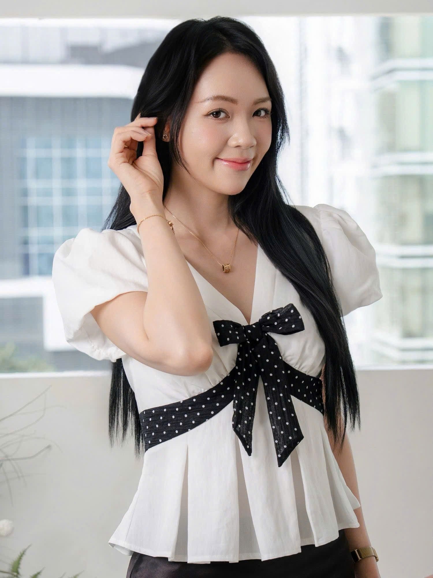  Áo kiểu phối nơ chấm bi 