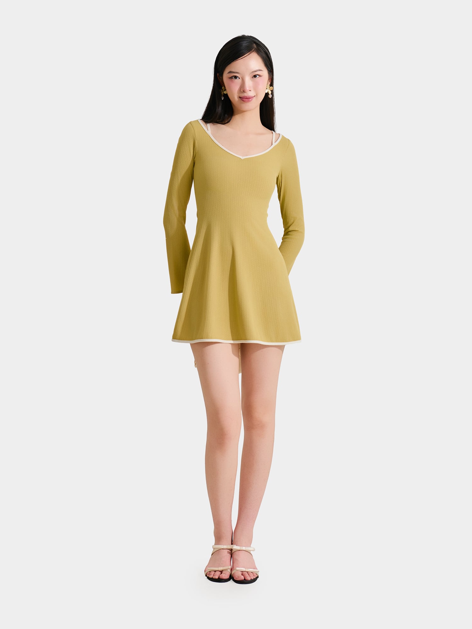 Đầm thun mini tay dài cổ tim viền phối