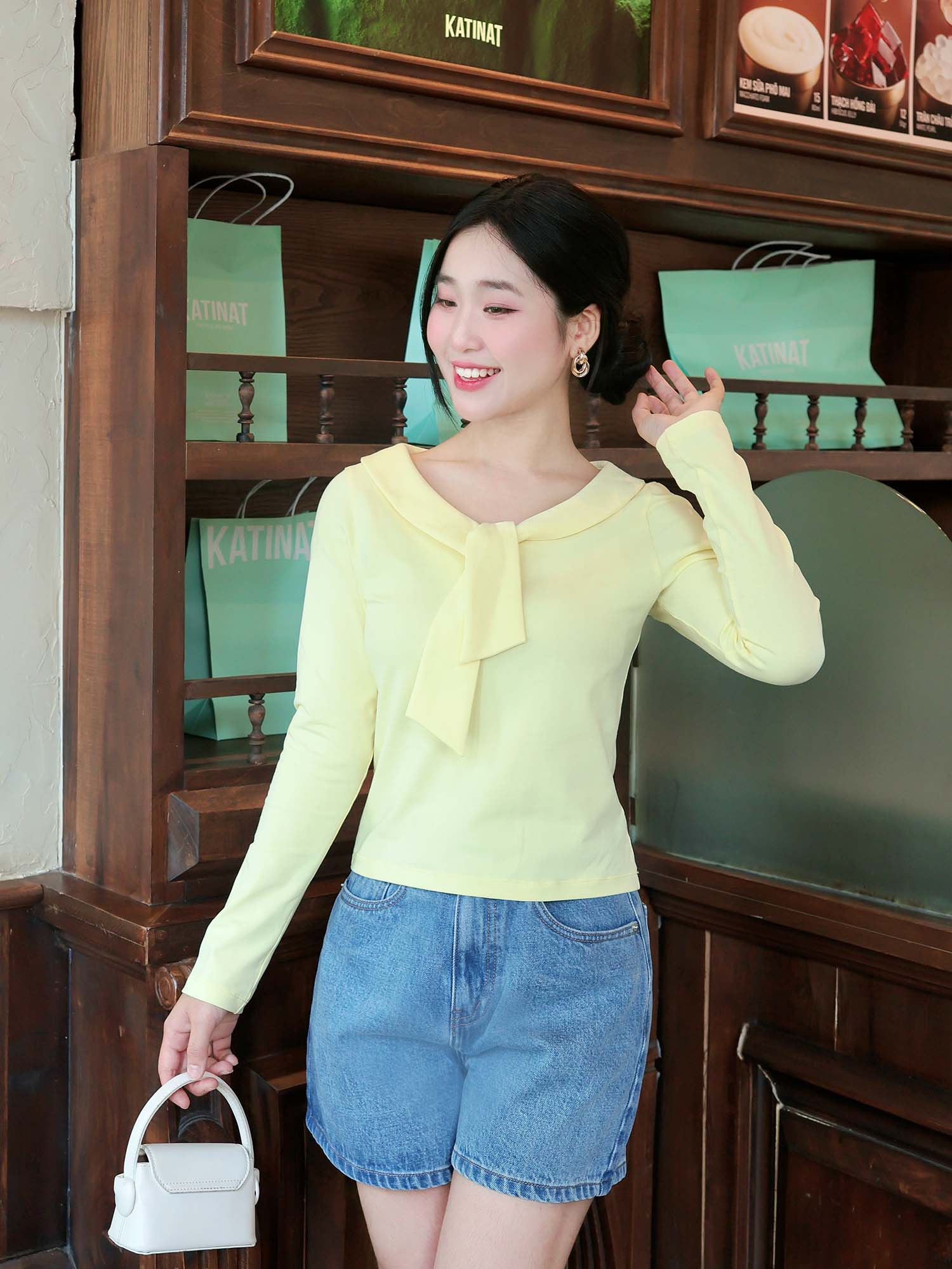 Áo thun lá cổ liền nơ