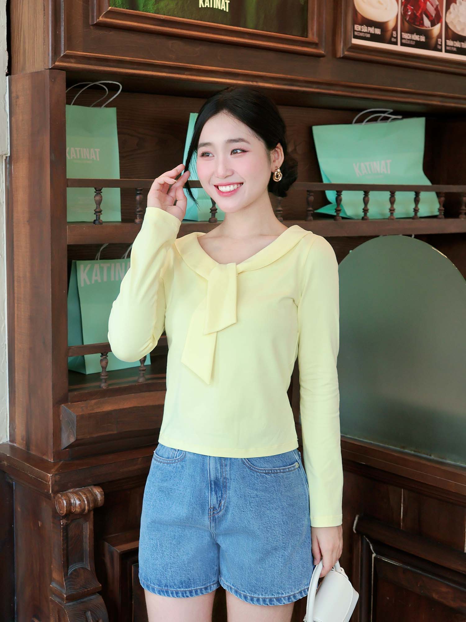 Áo thun lá cổ liền nơ