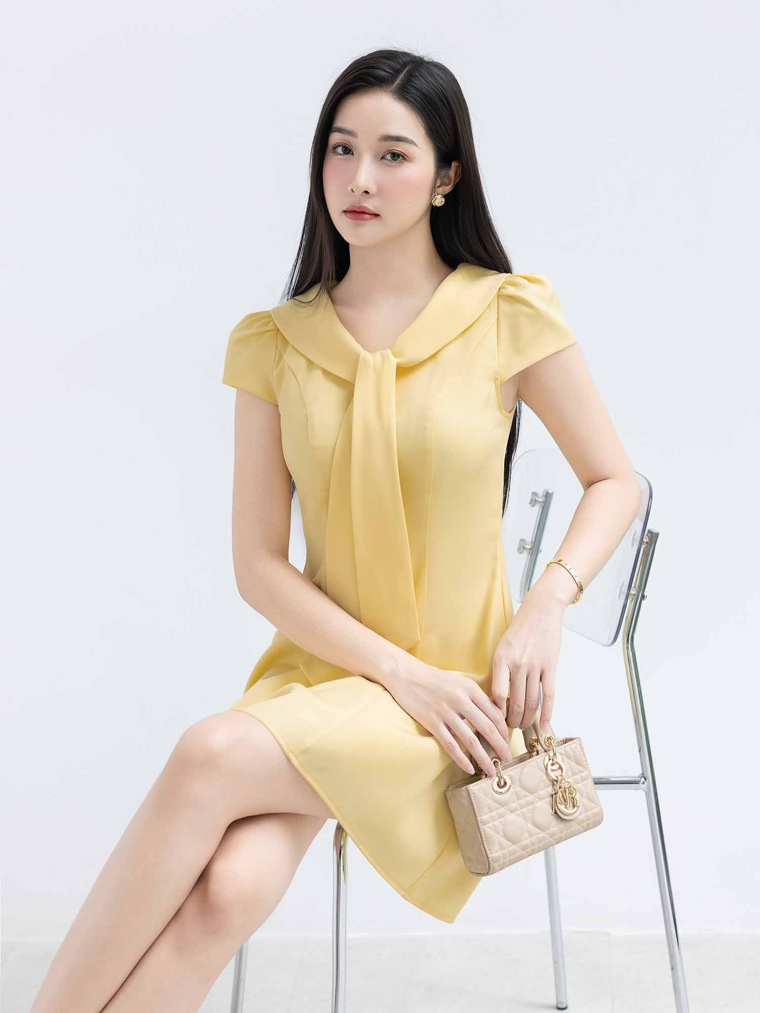  Đầm ngắn cổ áo thắt nơ 