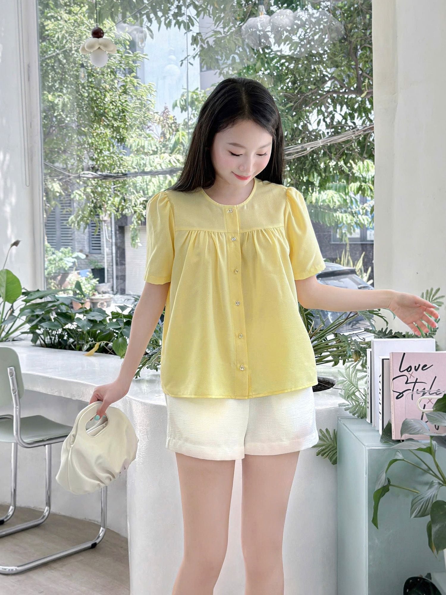  Áo cổ tròn nhún ngực tay phồng đính nút 