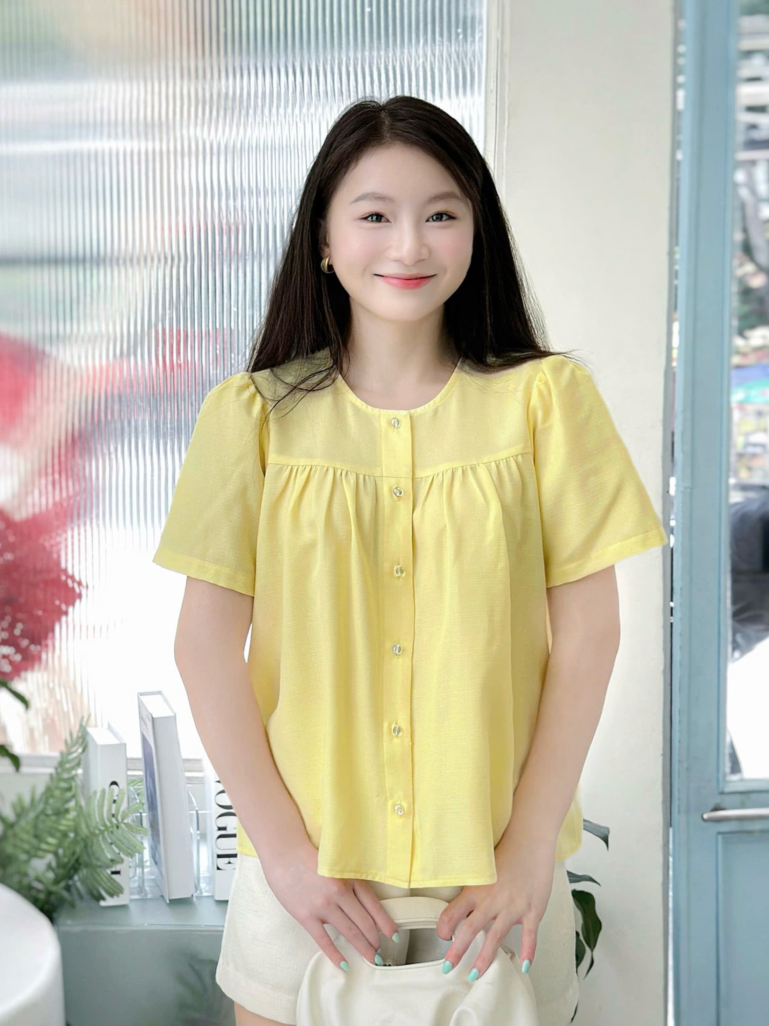 Áo cổ tròn nhún ngực tay phồng đính nút