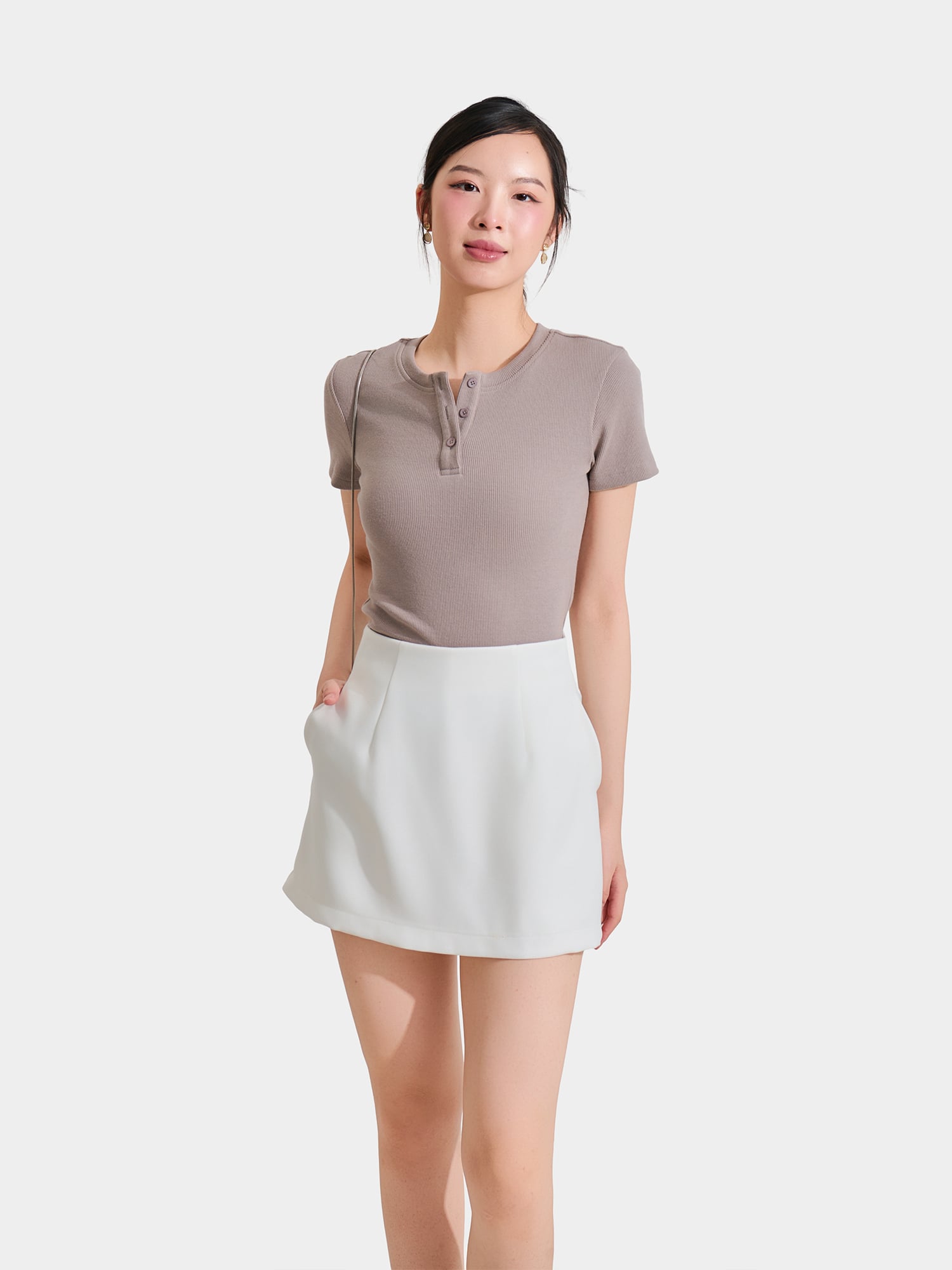 Áo thun gân tay ngắn cổ tròn cài nút