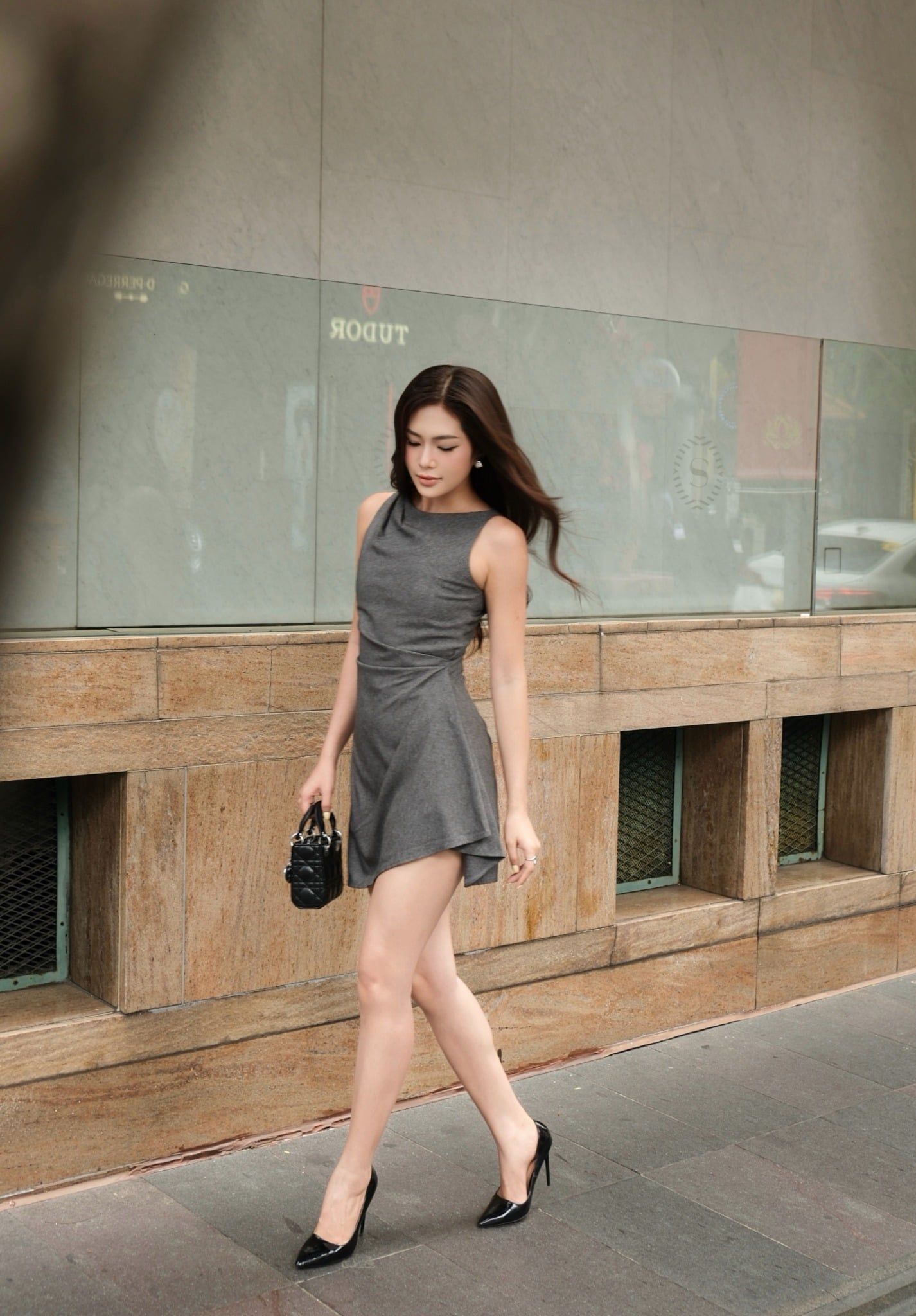  Đầm mini sát nách xếp ly eo 