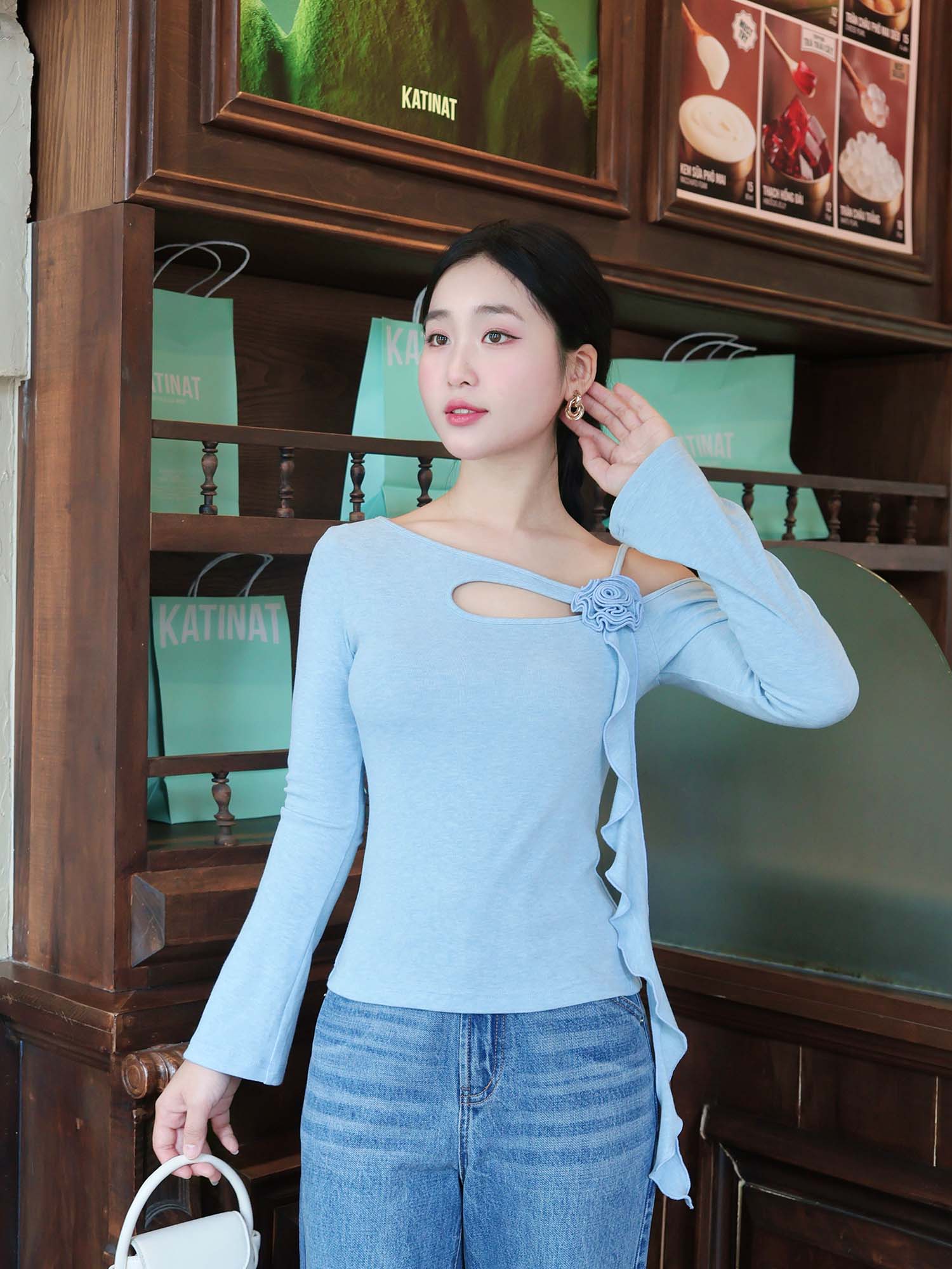 Áo thun viền cổ lệch vai đính hoa