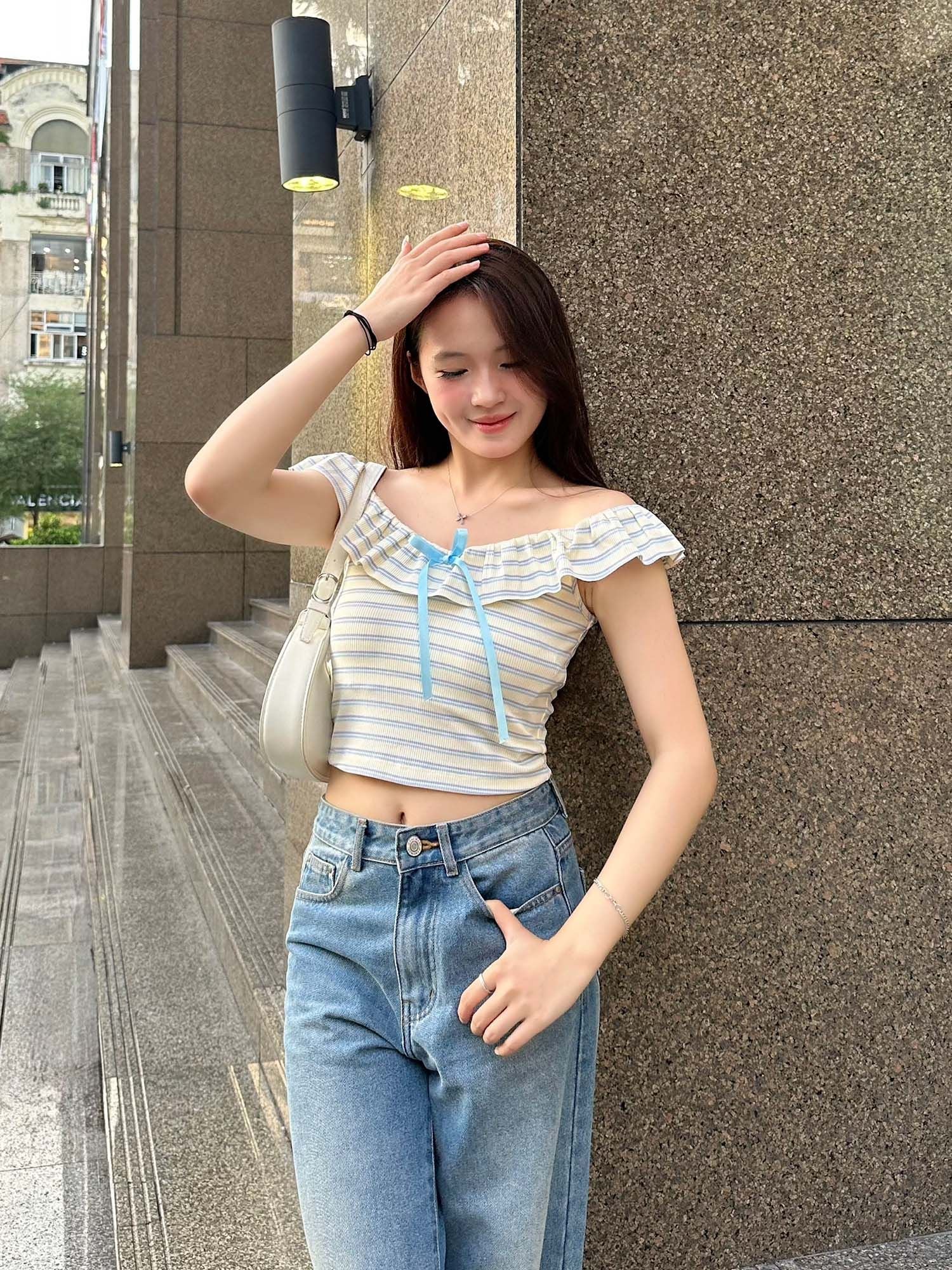  Áo thun gân sọc ngang bèo cổ đính nơ 