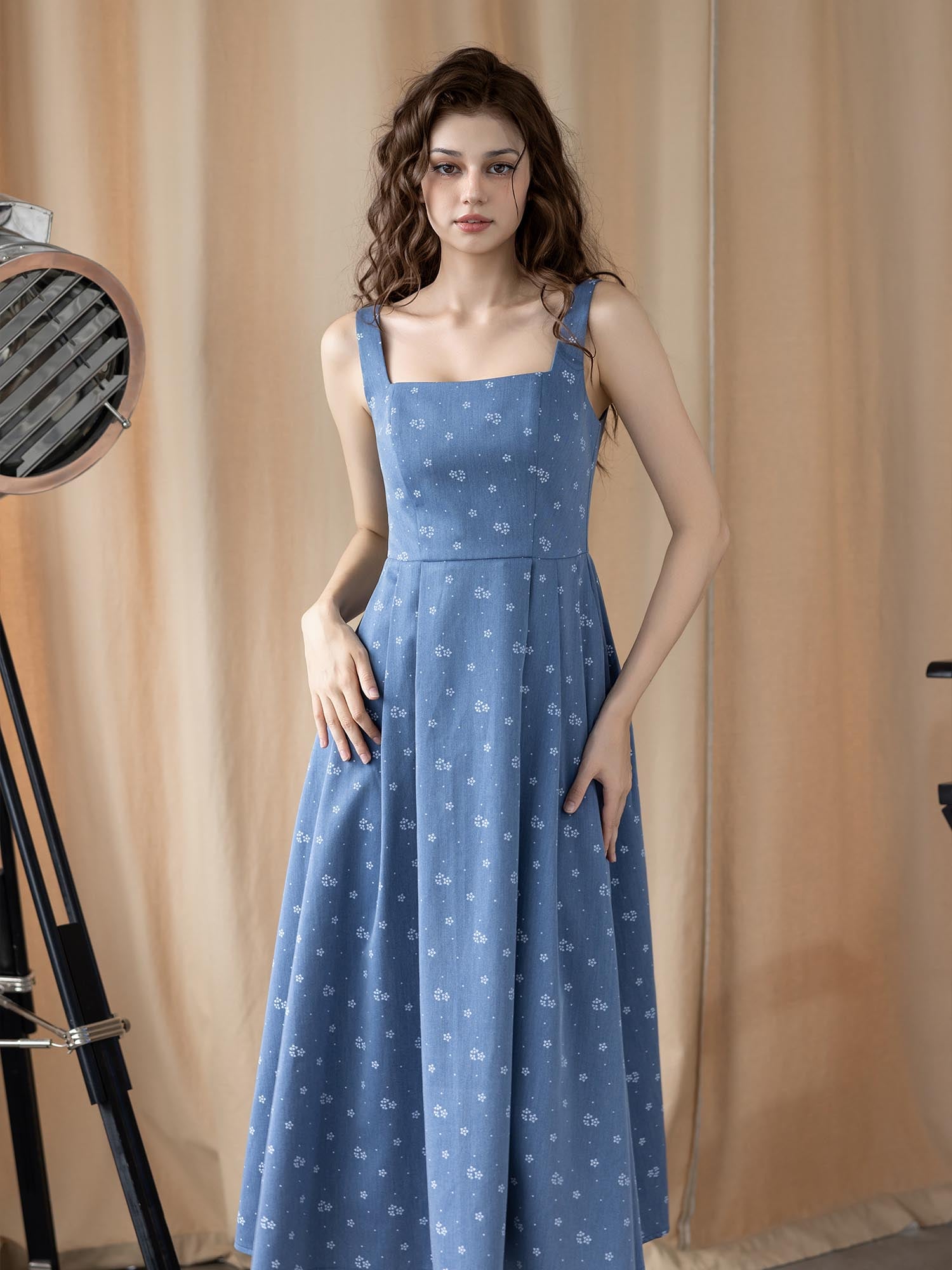 Đầm dài sát nách cổ vuông xếp ly eo