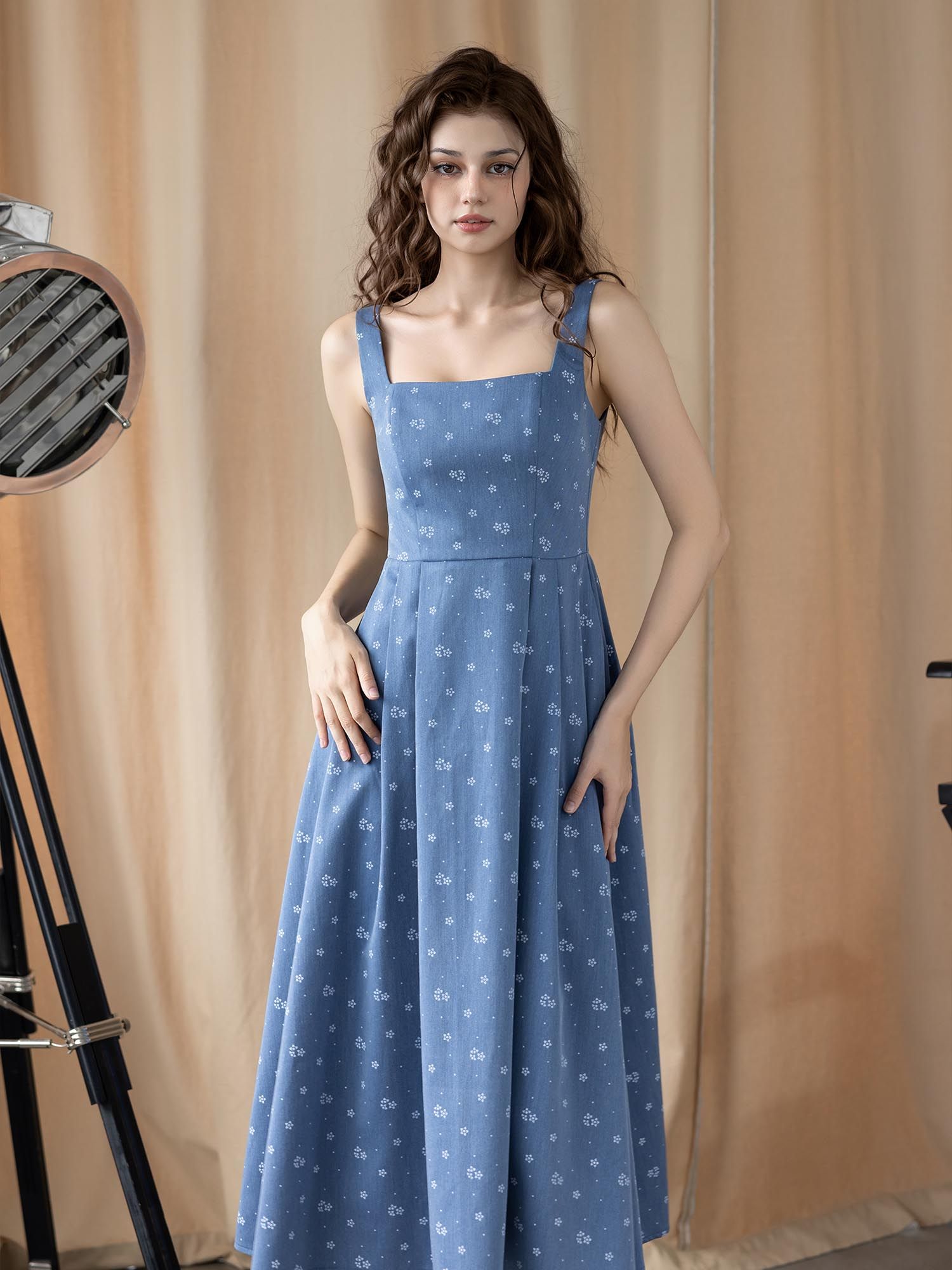  Đầm dài sát nách cổ vuông xếp ly eo 