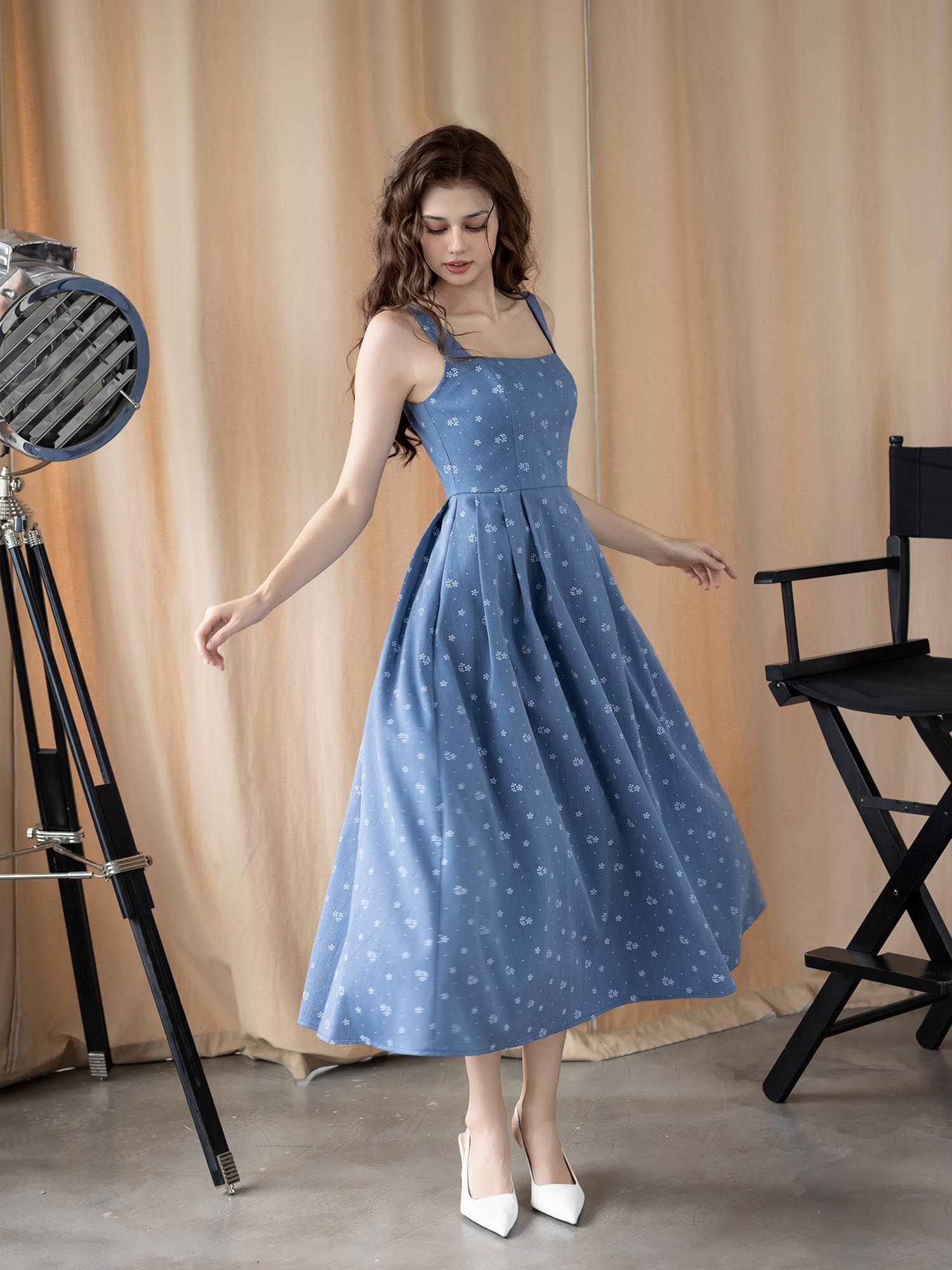  Đầm dài sát nách cổ vuông xếp ly eo 