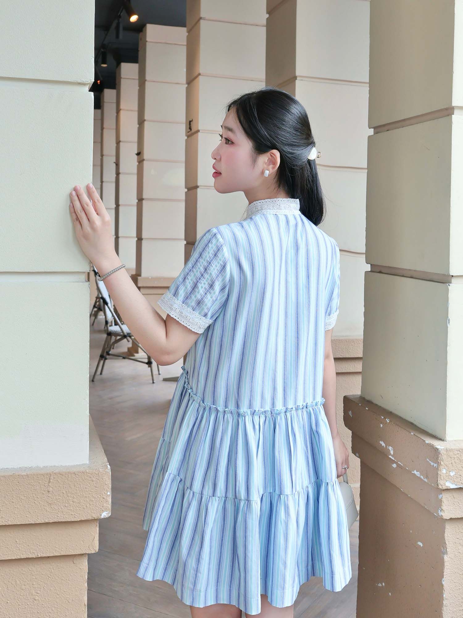  Đầm sọc phối ren viền cổ 