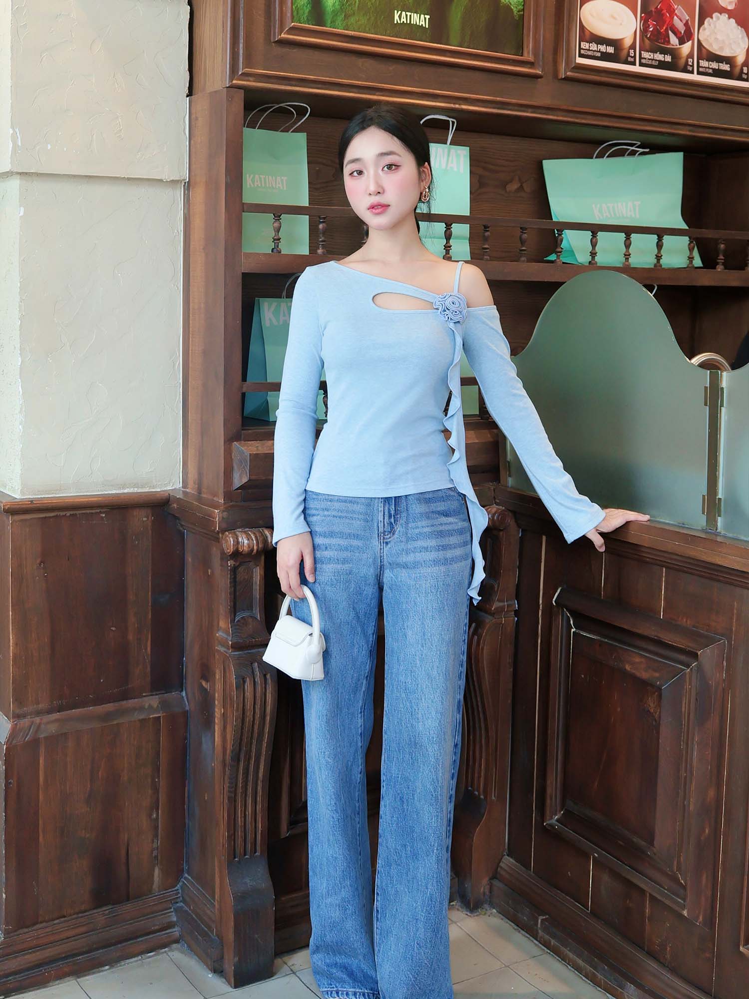 Áo thun viền cổ lệch vai đính hoa