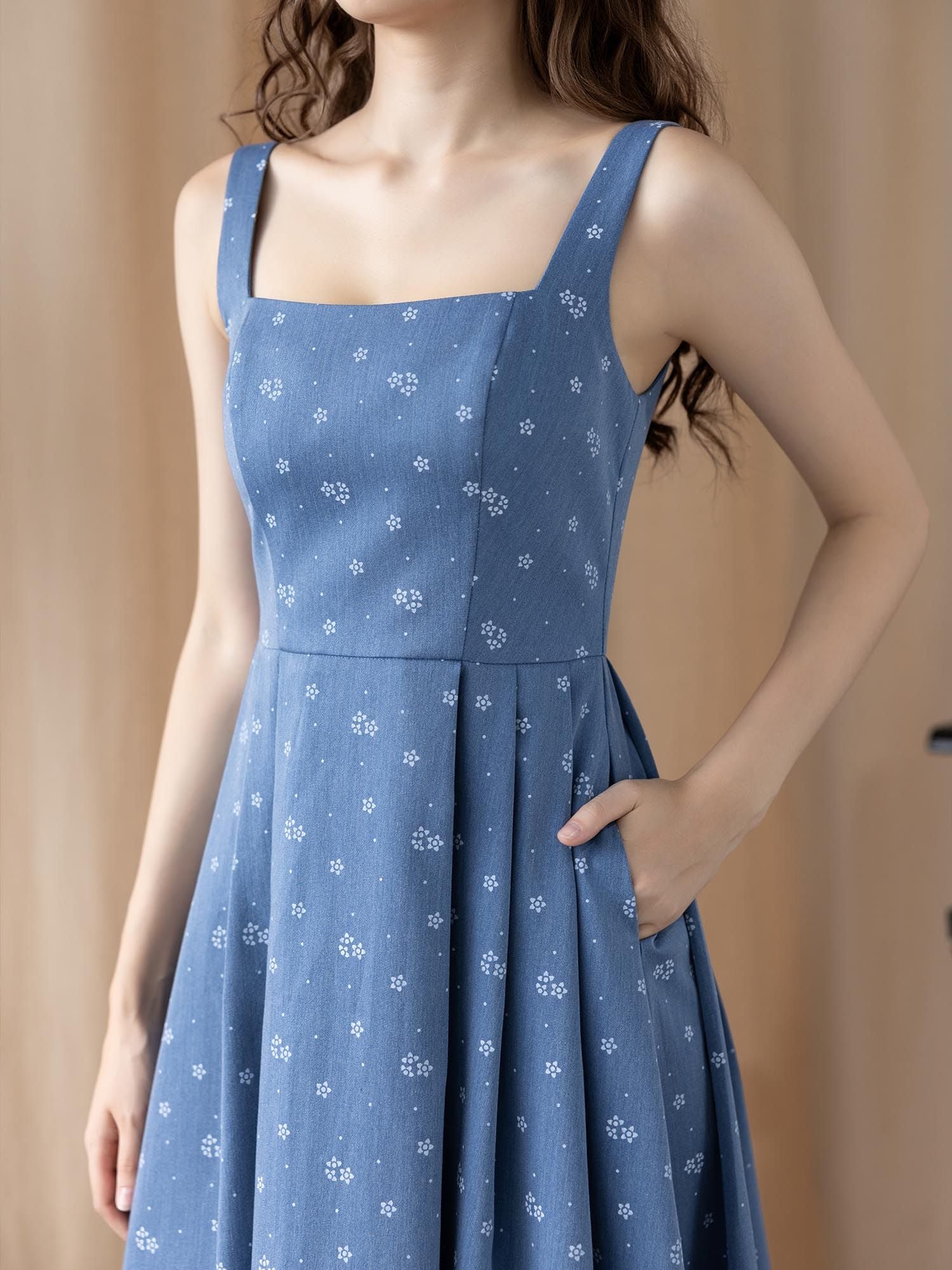  Đầm dài sát nách cổ vuông xếp ly eo 