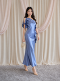  Đầm maxi lụa ánh lệch vai phối khăn 