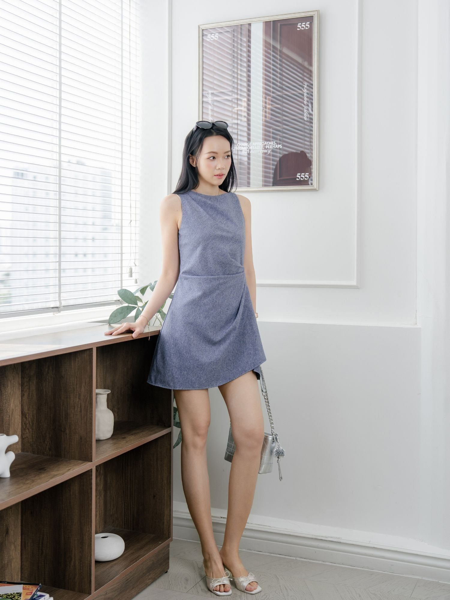  Đầm mini sát nách xếp ly eo 