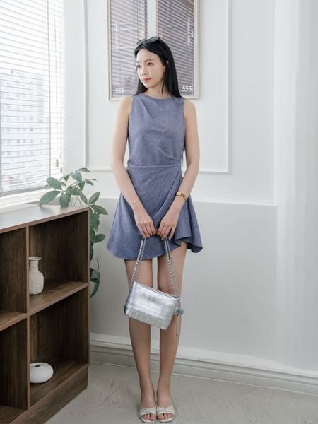  Đầm mini sát nách xếp ly eo 