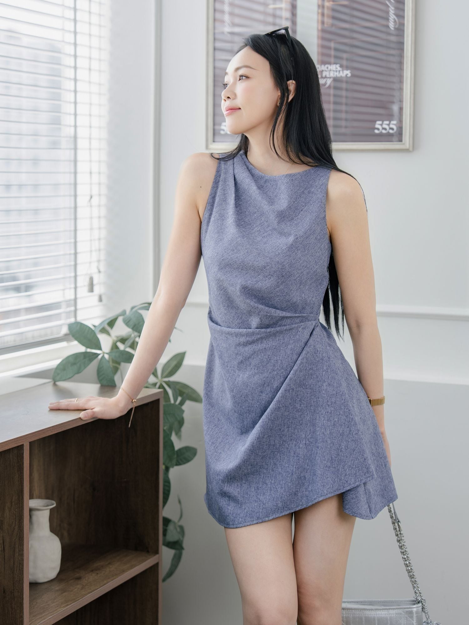  Đầm mini sát nách xếp ly eo 