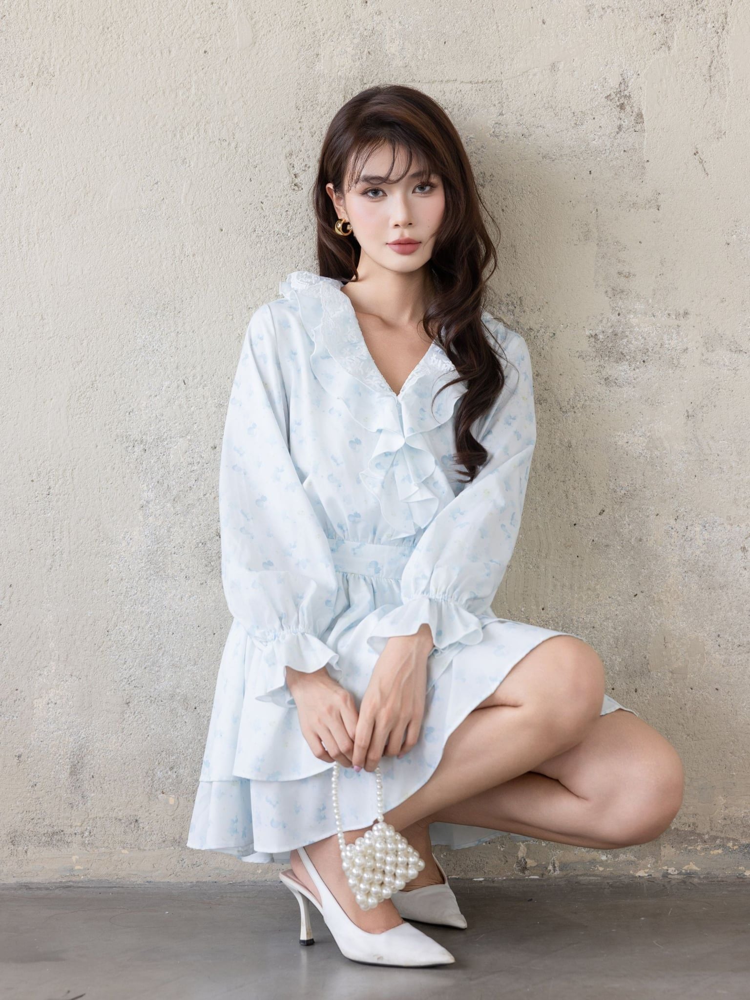  Đầm mini in hoa tay dài cổ phối bèo 