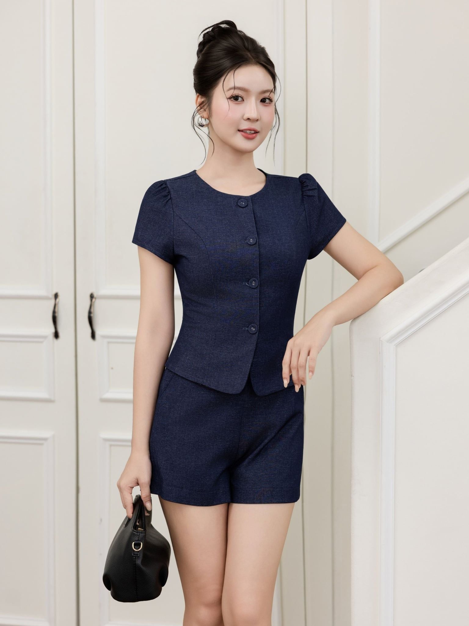  Áo cổ tròn denim nút bọc 
