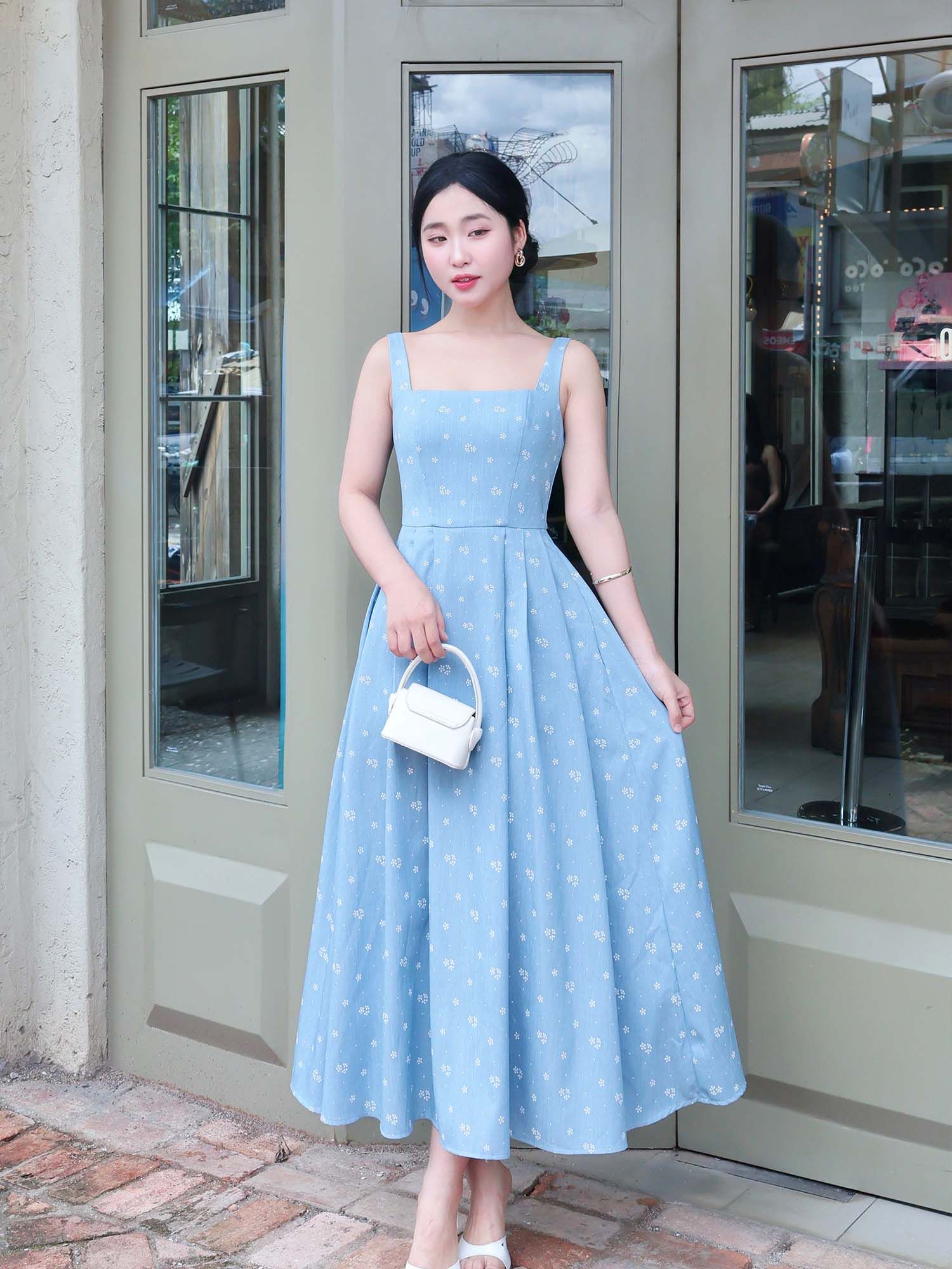  Đầm dài sát nách cổ vuông xếp ly eo 