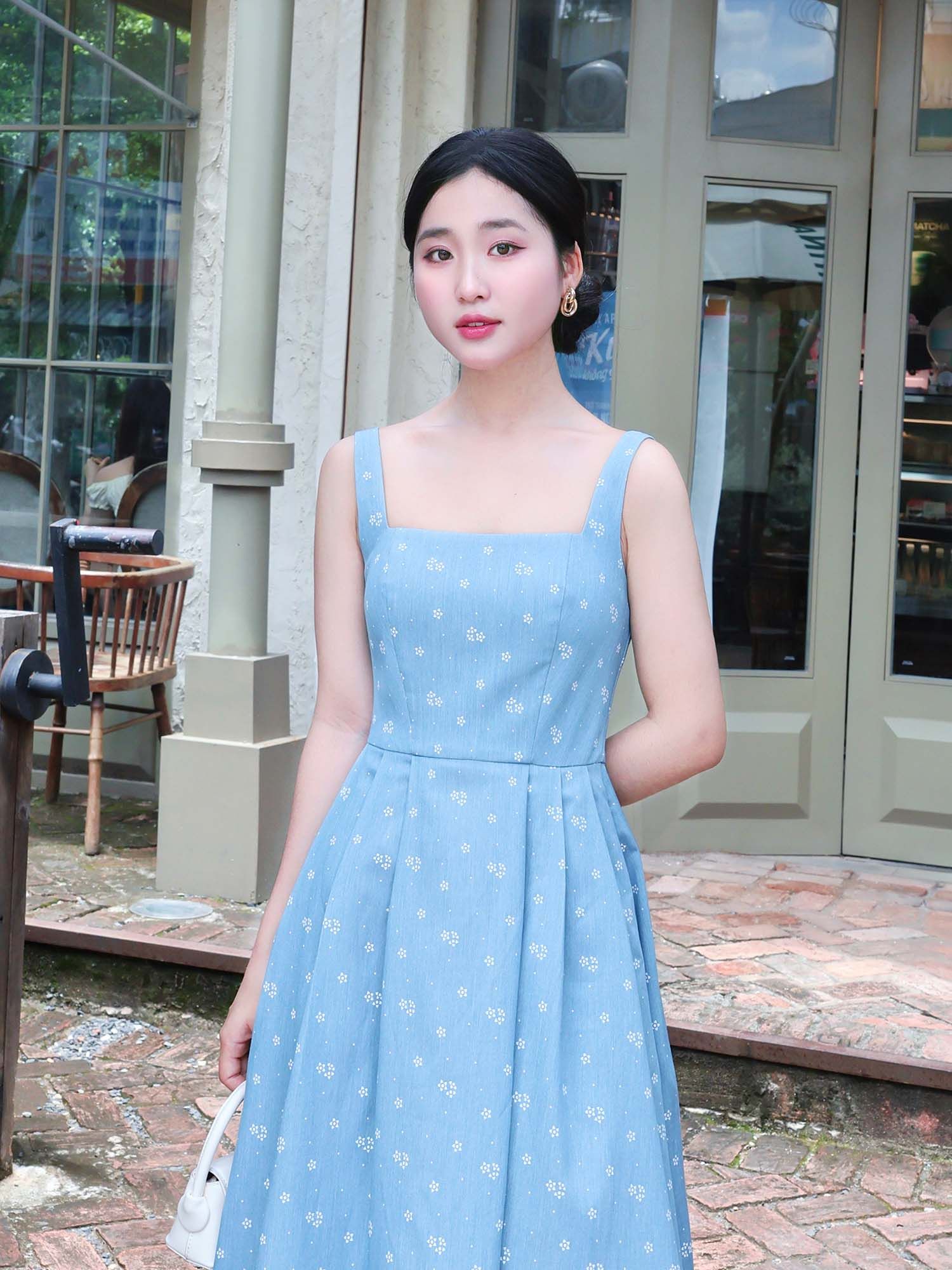  Đầm dài sát nách cổ vuông xếp ly eo 