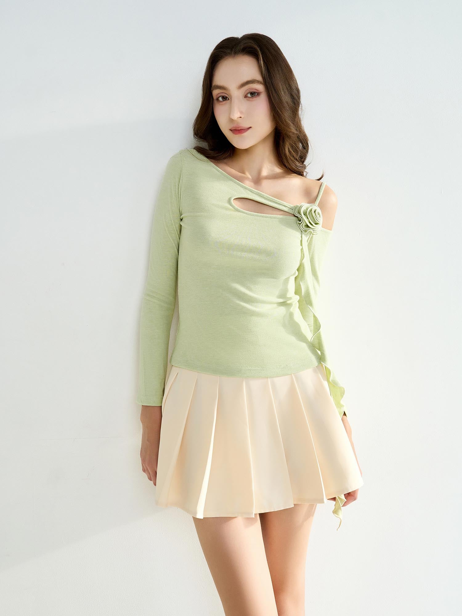 Áo thun viền cổ lệch vai đính hoa