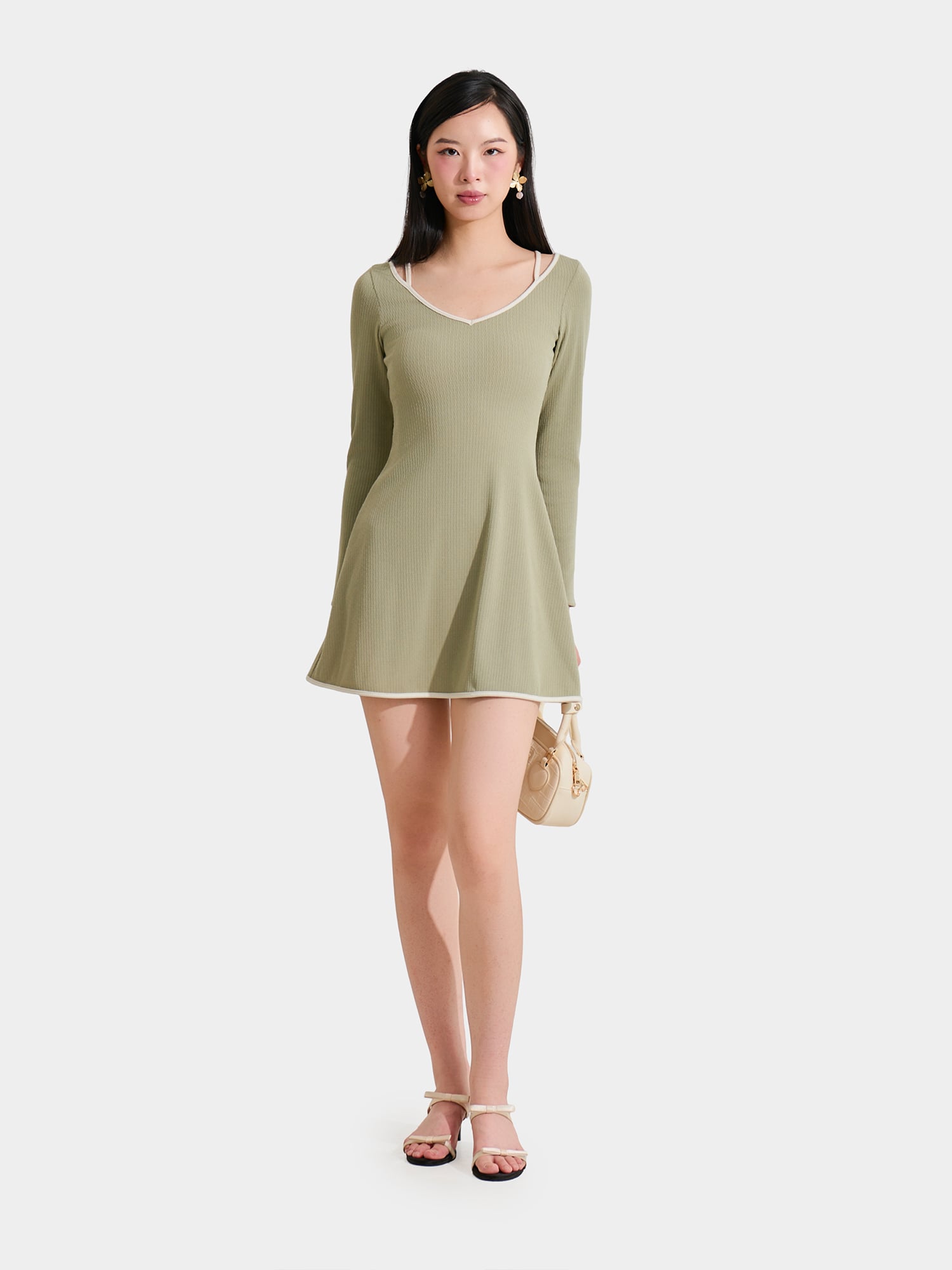 Đầm thun mini tay dài cổ tim viền phối