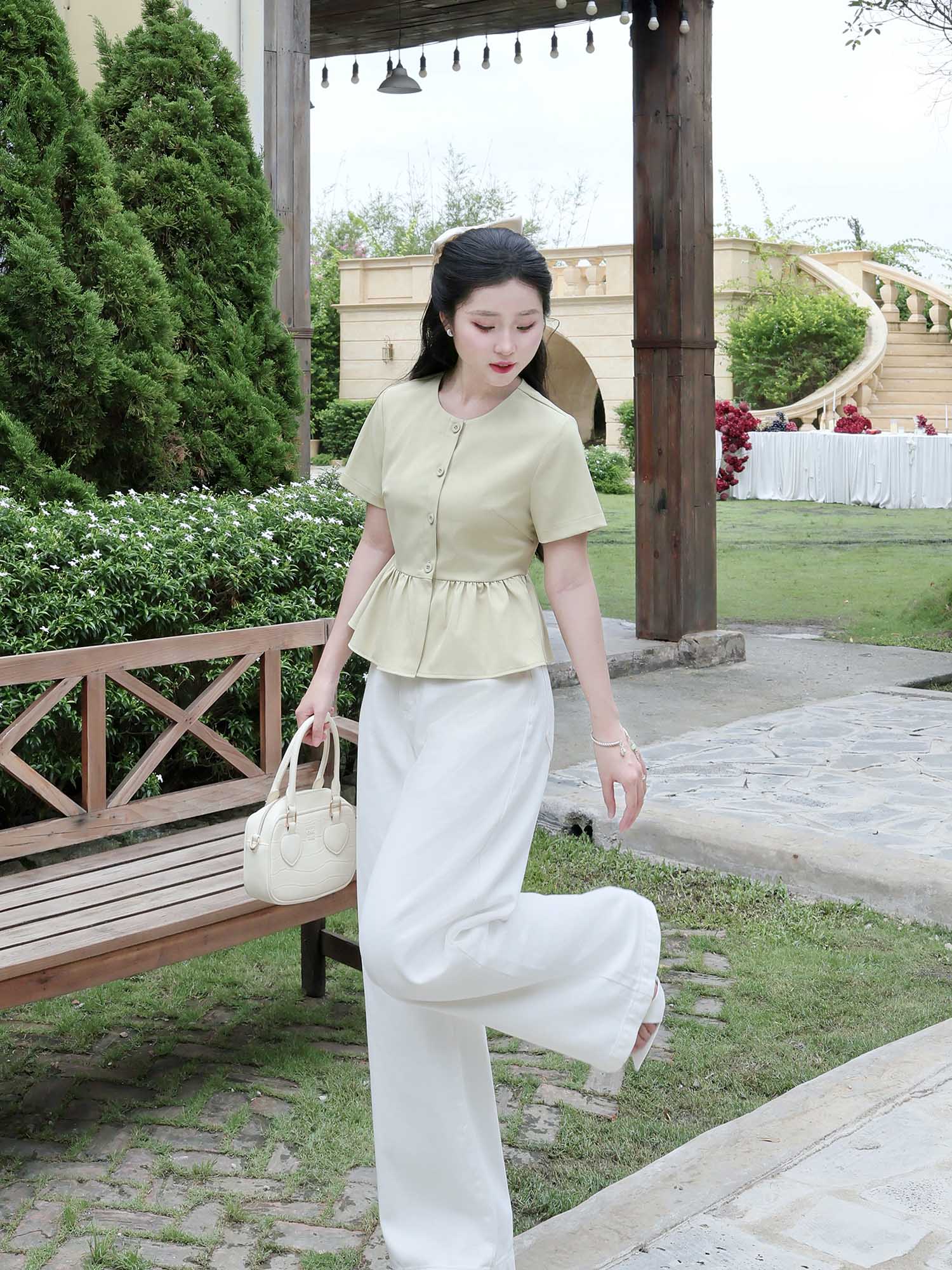 Áo cổ tròn nhún eo cơ bản