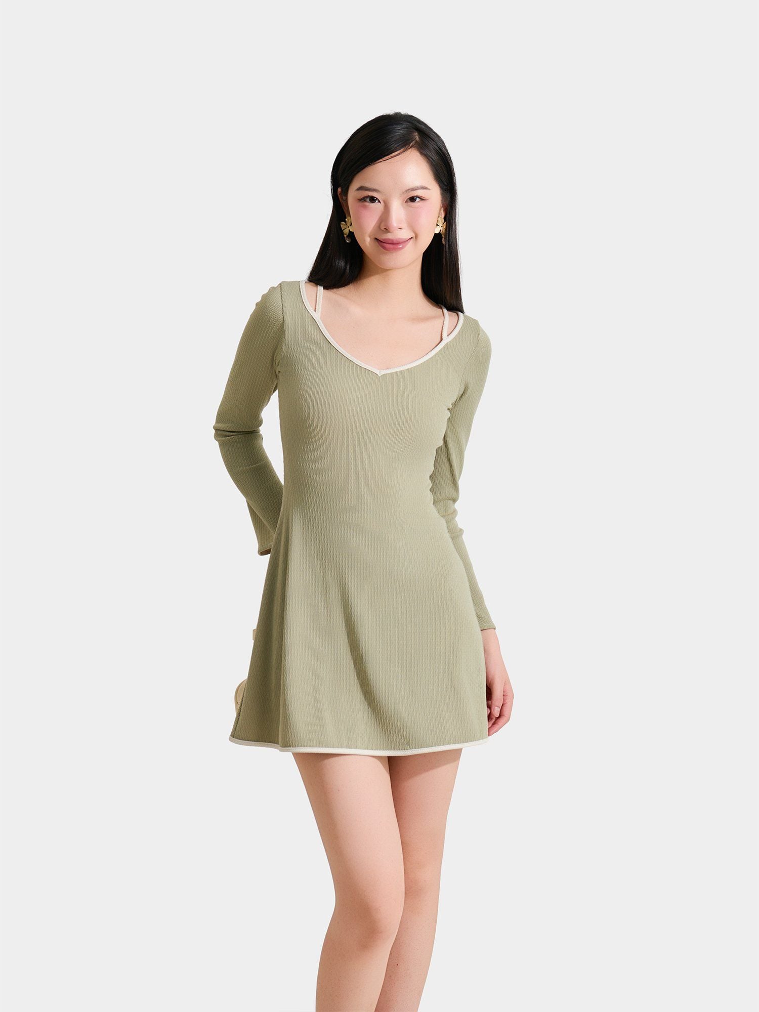  Đầm thun mini tay dài cổ tim viền phối 