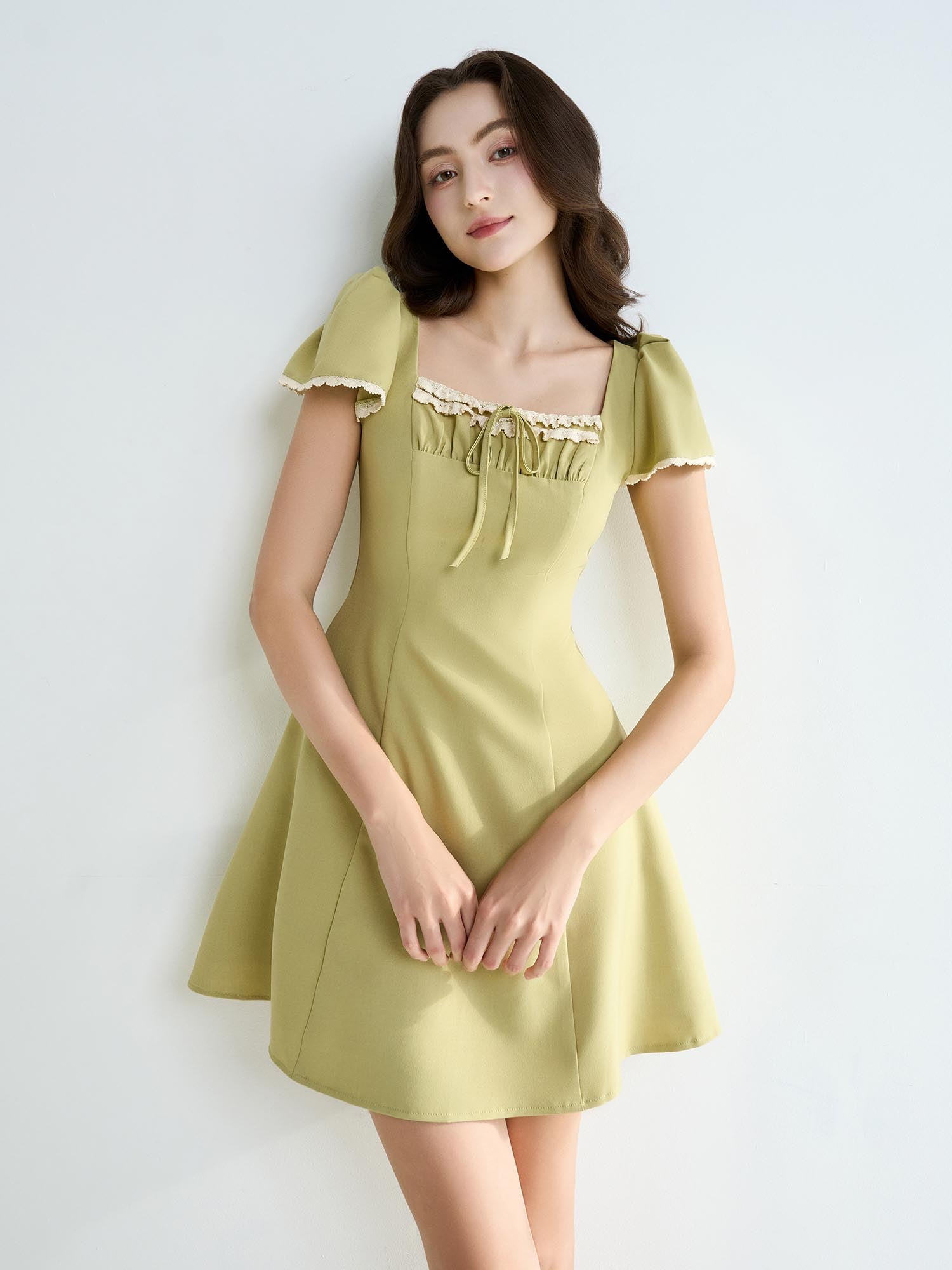 Đầm mini tay cánh tiên phối ren ngực đính nơ