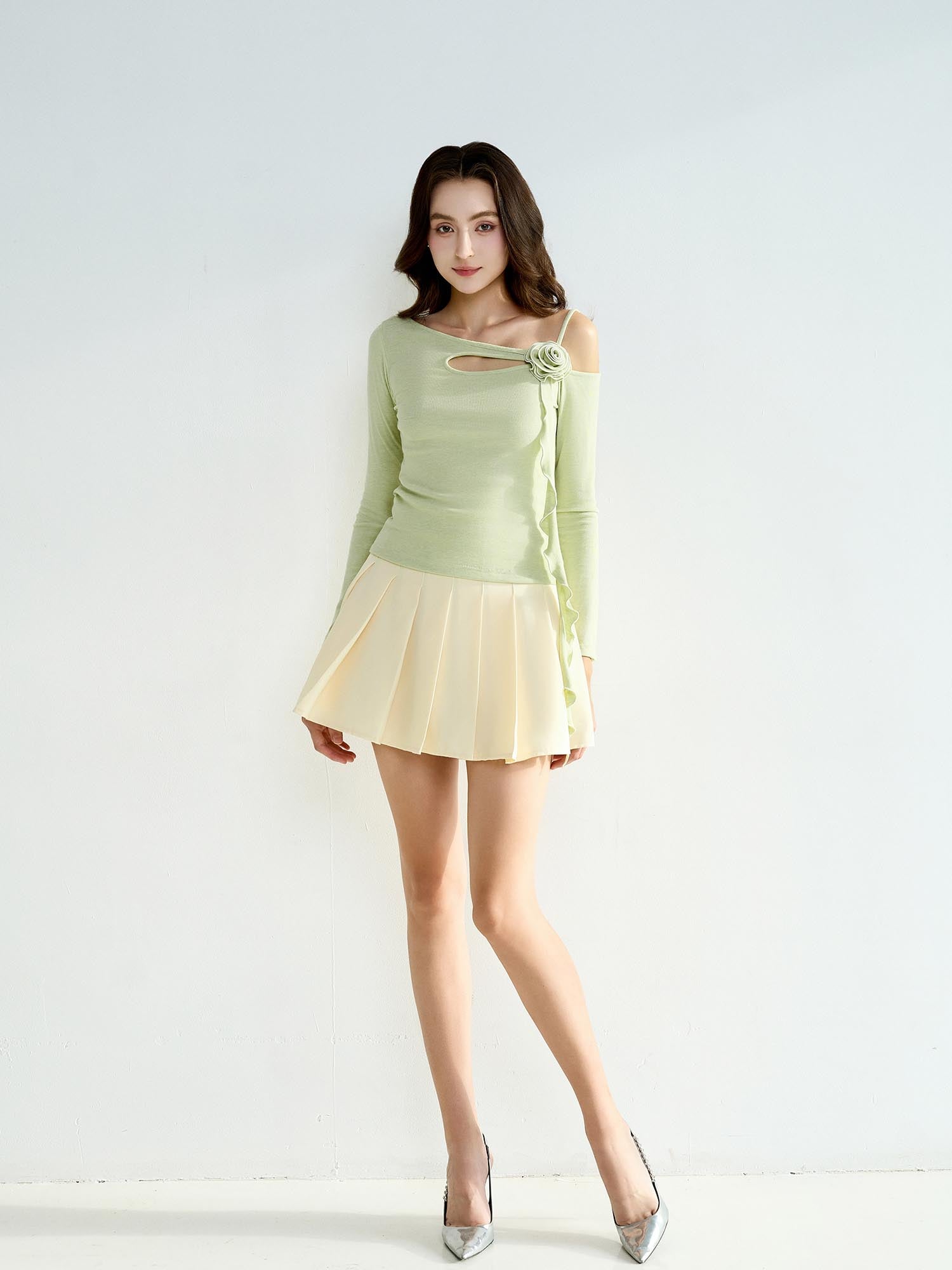 Áo thun viền cổ lệch vai đính hoa