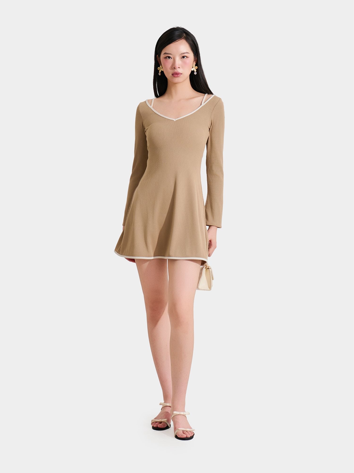  Đầm thun mini tay dài cổ tim viền phối 