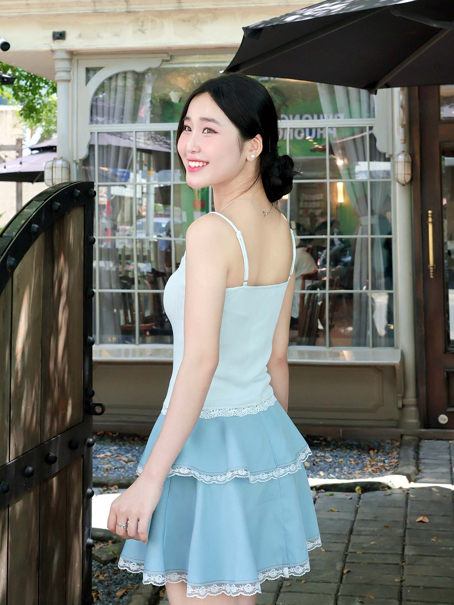 Áo thun 2 dây phối ren ngực và lai