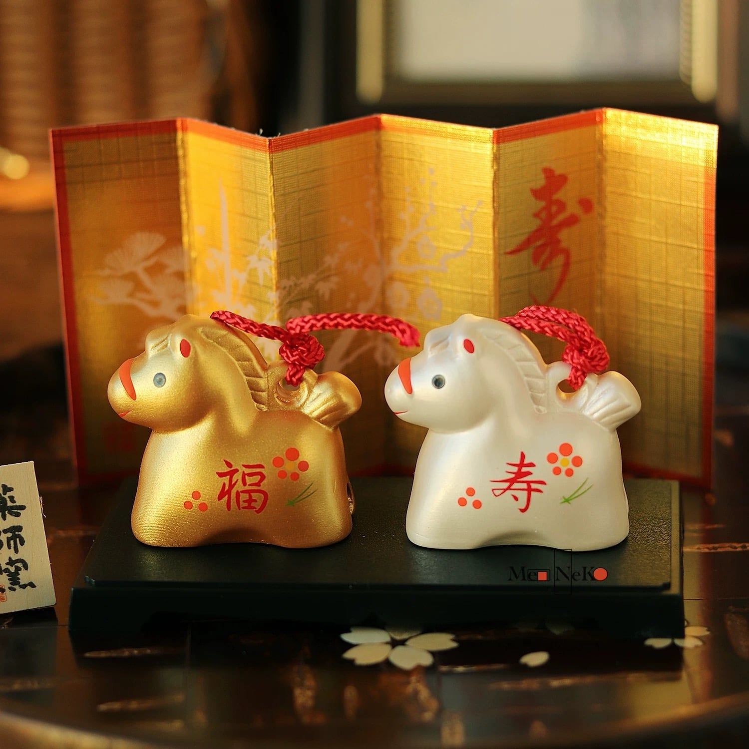  Đôi ngựa vàng - xám. NG 69 