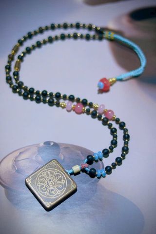 Dây Trầm Hương Indo Lên Dầu Chìm Đeo Cổ – Khắc Lục Tự Đại Minh Chân Ngôn (V092555002)