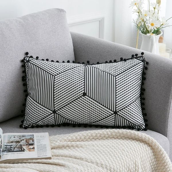 Gối Tựa Lưng Sofa Nhung Hình Học Đen 30x50cm