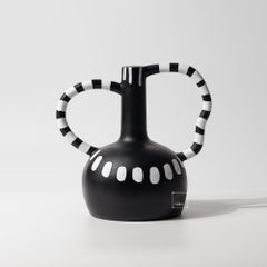 Bình Hoa Gốm Chấm Bi Đen Trắng Có Quai Cầm Bắc Âu