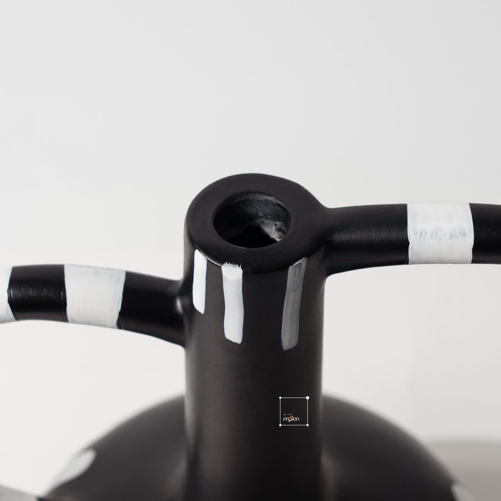 Bình Hoa Gốm Chấm Bi Đen Trắng Có Quai Cầm Bắc Âu