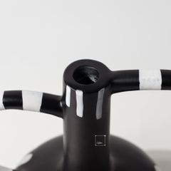 Bình Hoa Gốm Chấm Bi Đen Trắng Có Quai Cầm Bắc Âu