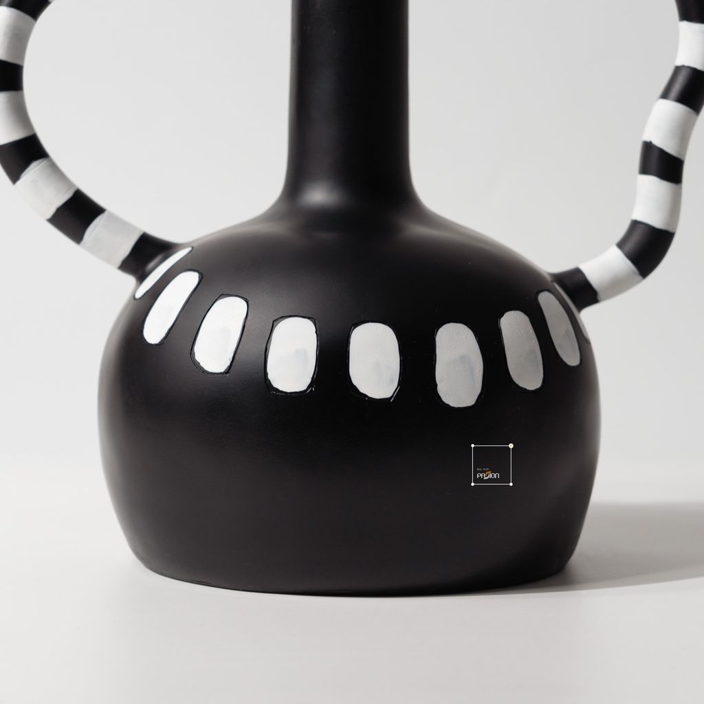 Bình Hoa Gốm Chấm Bi Đen Trắng Có Quai Cầm Bắc Âu