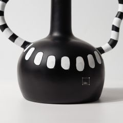 Bình Hoa Gốm Chấm Bi Đen Trắng Có Quai Cầm Bắc Âu